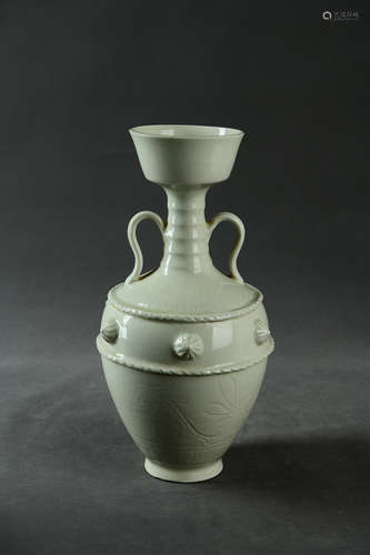 A Chinese Porcelain Dish-mouthed Vase