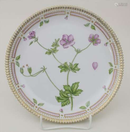 Teller mit Sumpf-Storchschnabel / A plate with
