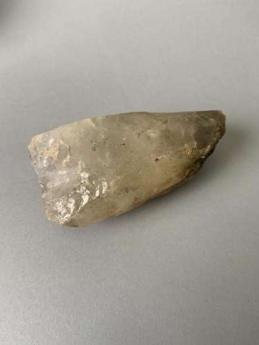 Rare Hache en quartz. longueur 11,4 cm. Epoque néolitique.