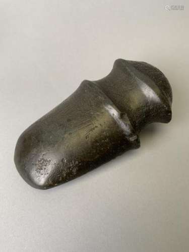 Imposante hache en pierre noire. Largeur 16,5 cm. Probablement utilisée comme arme, [...]