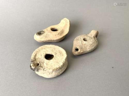Ensemble de trois lampes en terre cuite d'époque romaine (IIème - IIIème siècle). [...]