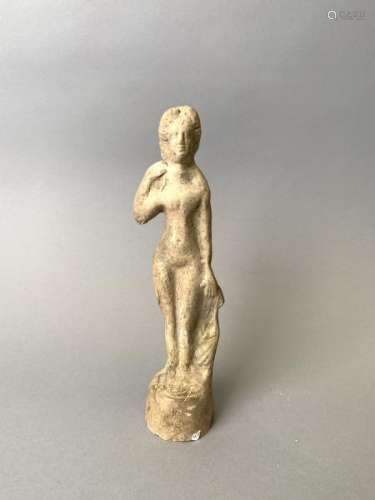 Garnde statuette en terre blanche de l'Allier, figurant une Vénus anadyomène [...]