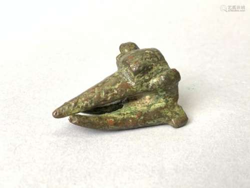 Tête d'échassier en bronze. Longueur 4,8 cm. Epoque romaine II - IIIème siècle [...]