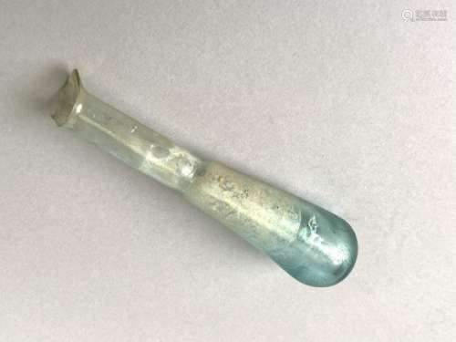 Lacrymatoire en verre. Hauteur 11,5 cm. Epoque romaine II à IV ème siècle après J-C.