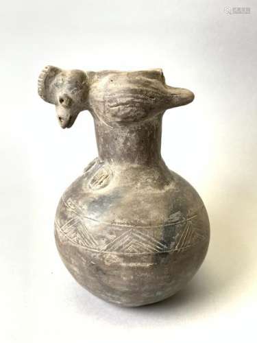 PEROU. Grand vase en terre cuite surmonté d'un oiseau. Hauteur 17,2 cm. Pérou, [...]