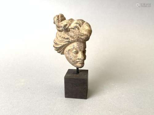 Tête de statuette en schiste. Hauteur 6,7 cm. Art gréco-boudhique du GANDARA. [...]