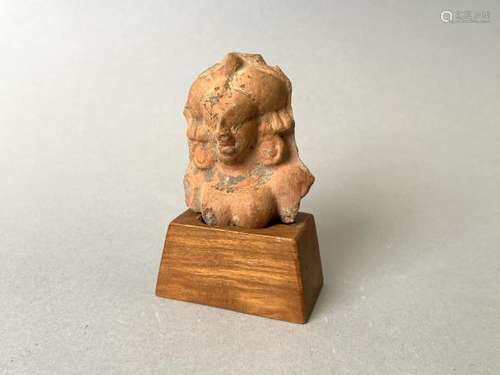 INDE. Buste de statuette en terre cuite. Hauteur 5,8 cm. INDE, Dynastie Shunga. 185 [...]