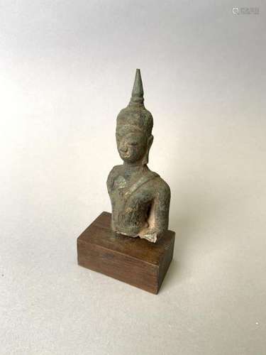 SIAM. Buste de Boudha en bronze avec des restes d'or. Hauteur 11,7 cm. SIAM, période [...]