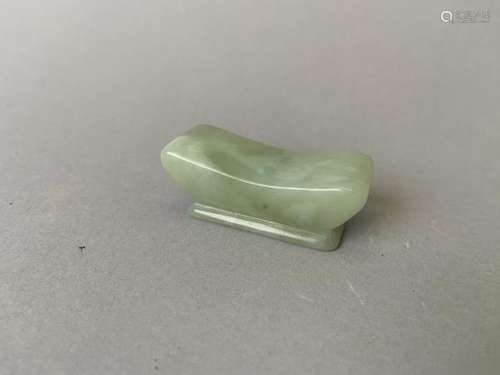 CHINE. Porte couteau en forme d'appui-nuque, en jade. Longueur 5 cm.