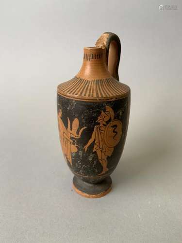 Vase en terre cuite représentant une déesse servant de l'eau à un guerrier. [...]