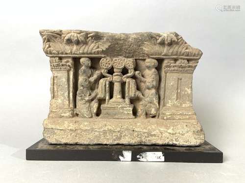 Fragment de bas-relief en schiste gris. Art greco-bouddhique du Gandhara, IIème, [...]