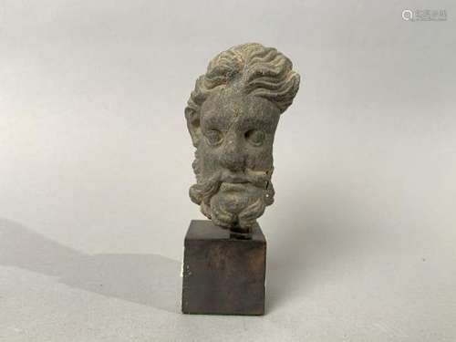 Tête d’homme barbu en schiste gris. Art greco-bouddhique du Gandhara, IIème, [...]