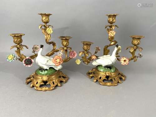 Paire de cygnes en porcelaine polychrome. Montés en candélabres à trois lumières [...]