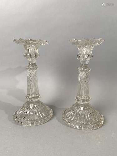 Dans le goût de BACCARAT. Deux bougeoirs en verre moulé-pressé, le fut en colonne [...]