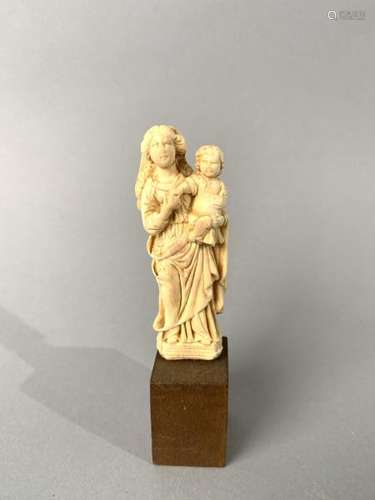 Vierge à l'Enfant en ivoire sculpté en ronde-bosse. Debout, Marie porte l'Enfant [...]