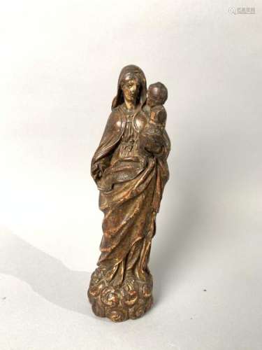 Vierge à l'Enfant en bois sculpté en ronde-bosse et polychromé. Debout sur des [...]