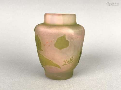 Emile GALLE (1846-1904). Vase en verre multicouches, le décor dégagé à l'acide de [...]