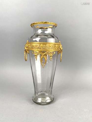 Vase en verre faceté enrichi d'une bordure et monture en métal doré à frise de [...]