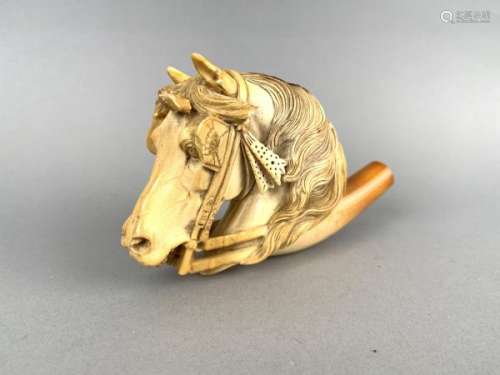 Fourneau de pipe en écume sculpté représentant un cheval harnaché. Début XXe [...]