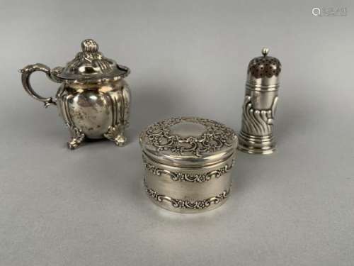 TIFFANY & CO. Lot de trois objets en argent Sterling époque Art Nouveau : [...]