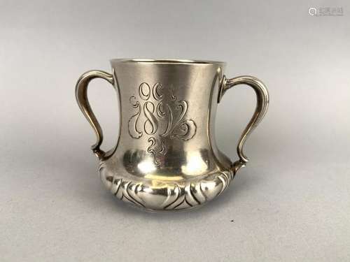 TIFFANY & CO. Tasse à deux anses de style art nouveau en argent repoussé et ciselé [...]