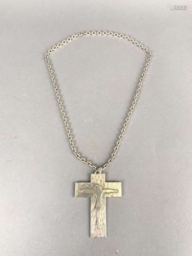 Jean DESPRES. Croix en pendentif. Argent. Avec chaine. P. 70,23 g.