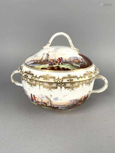 Bouillon couvert à deux anses en porcelaine blanc et or à décor polychrome de [...]