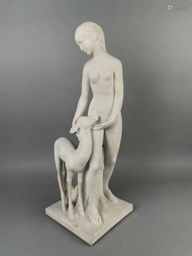 Ecole française des années 30. Femme nue et faôn. Sujet sculpté en albatre. H. 58 cm.