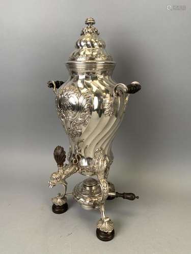 Maison BOIN-TABURET. Samovar en métal argenté. Modèle balustre à côtes torses, [...]