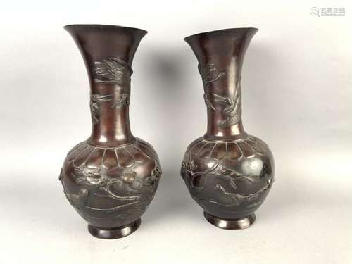 JAPON. Paire de vases sur talon en bronze à long col, orné tout comme la panse sur [...]