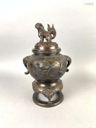 CHINE. Brûle-parfum en bronze à décor d'animaux, les anses à têtes d'éléphant, [...]