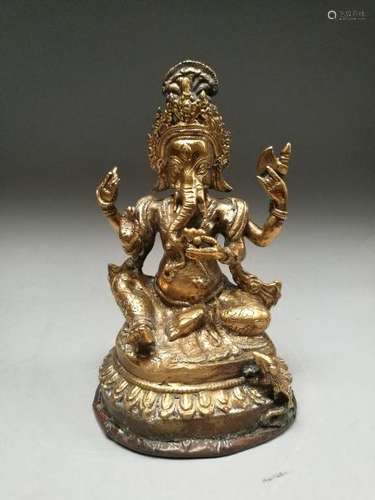 INDE. Ganesh reposant sur une base lotiforme. Bronze. H. : 18 cm.