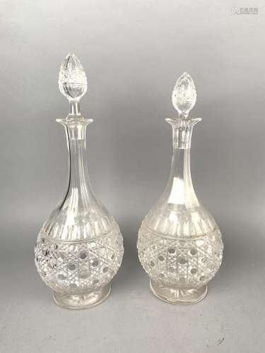 Attribué à BACCARAT. Paire de carafes en cristal taillé. H. 30 cm. XIXe siècle.