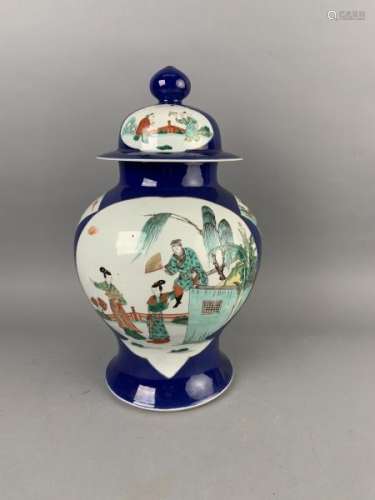 CHINE. Grande potiche balustre en porcelaine à fond bleu poudré décorée en émaux [...]