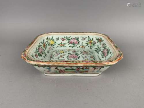 CHINE. Jardinière en porcelaine de Canton. 6 x 20 x 23 cm.