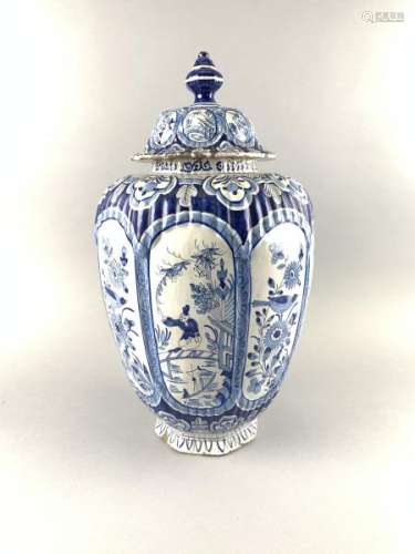 DELFT. Potiche en faïence à décor en camaïeu de bleu à motifs au chinois et [...]