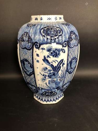 DELFT, faïence. Vase à décor bleu. H : 37 cm. XIXe siècle. Usures.