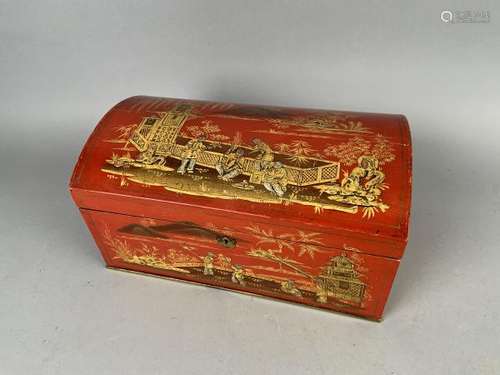 Coffret en bois laqué rouge et or à dessus bombé dans le goût chinois. XIXe [...]