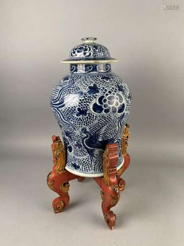 CHINE. Pot couvert en porcelaine bleu et blanc à décor de phénix. Pied d'originie [...]