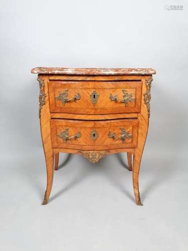 Commode d'entre-deux en placage de bois de rose, façade galbée ouvrant par deux [...]