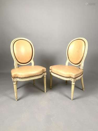 Paire de chaises en bois sculpté et laqué crême à dossier médaillon à quatre [...]