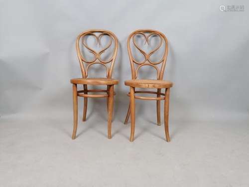 THONET. Paire de chaises de bistrot en bois recourbé, assise cannée.