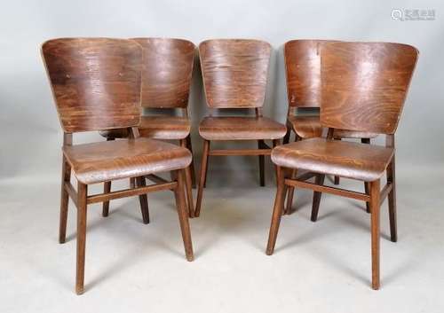 TRAVAIL MODERNE DES ANNEES 50. Cinq chaises en bois à assise et dossier thermformé, [...]