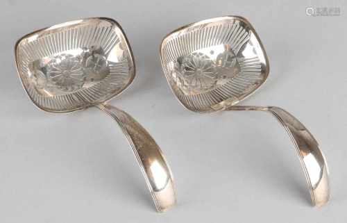 Set silver dispensing spoons, 833/000, having a rectangular sawn container with bars and flower