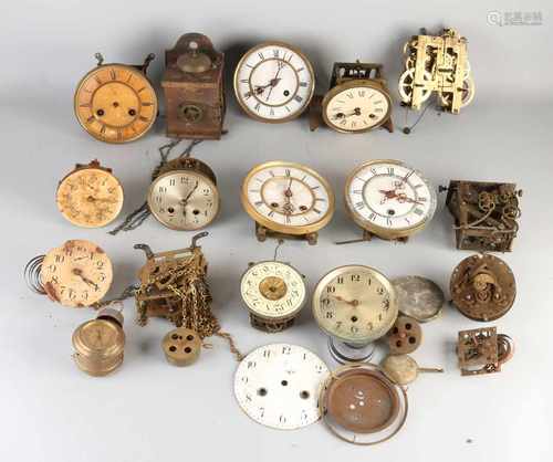 Lot broken antique clocks. Among other things: Regulator, mantel clock, Black Forest et cetera.