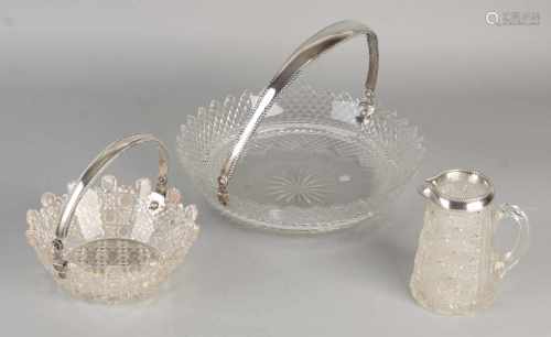 Three parts crystal with silver, 833/000. A scale with ruitslijpsel provided with a bracket with
