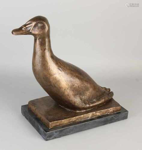 Large bronze duck on black marble base. To Francois Pompon. 21st century. Size: 37 x 33 x 18 cm.