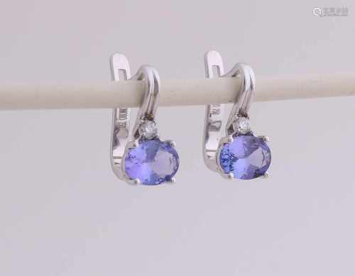 White gold earrings, 750/000, with tanzanite and diamond. Ear hooks with an oval faceted tanzanites,