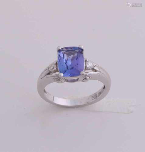 White gold ring, 750/000, with tanzanite and diamond. Ring having a rectangular faceted