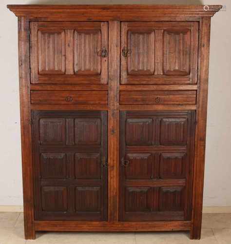 Antique? Spanish-style oak bread spun. Brushed. Partly old, partly later. Size: 169 x 140 x 54 cm.